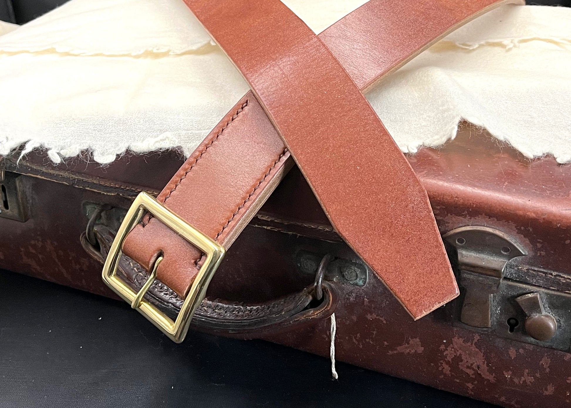 oak-bark-tanned-leather-belt-crossed